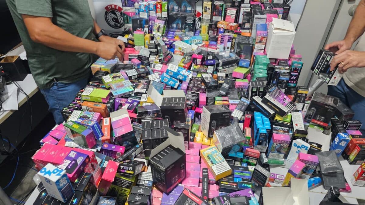 Polícia apreende dois mil cigarros eletrônicos e prende duas pessoas em flagrante em Campina Grande