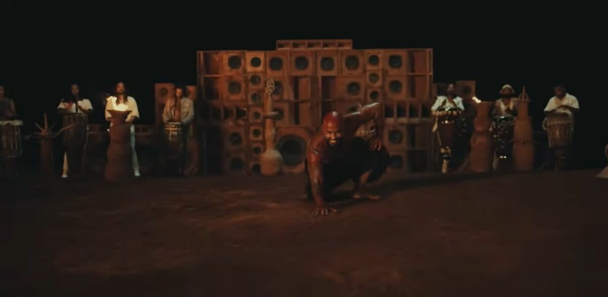 Artista da Paraíba tem obras de cerâmicas expostas em clipe de Anitta e comemora: "a ficha tá caindo"