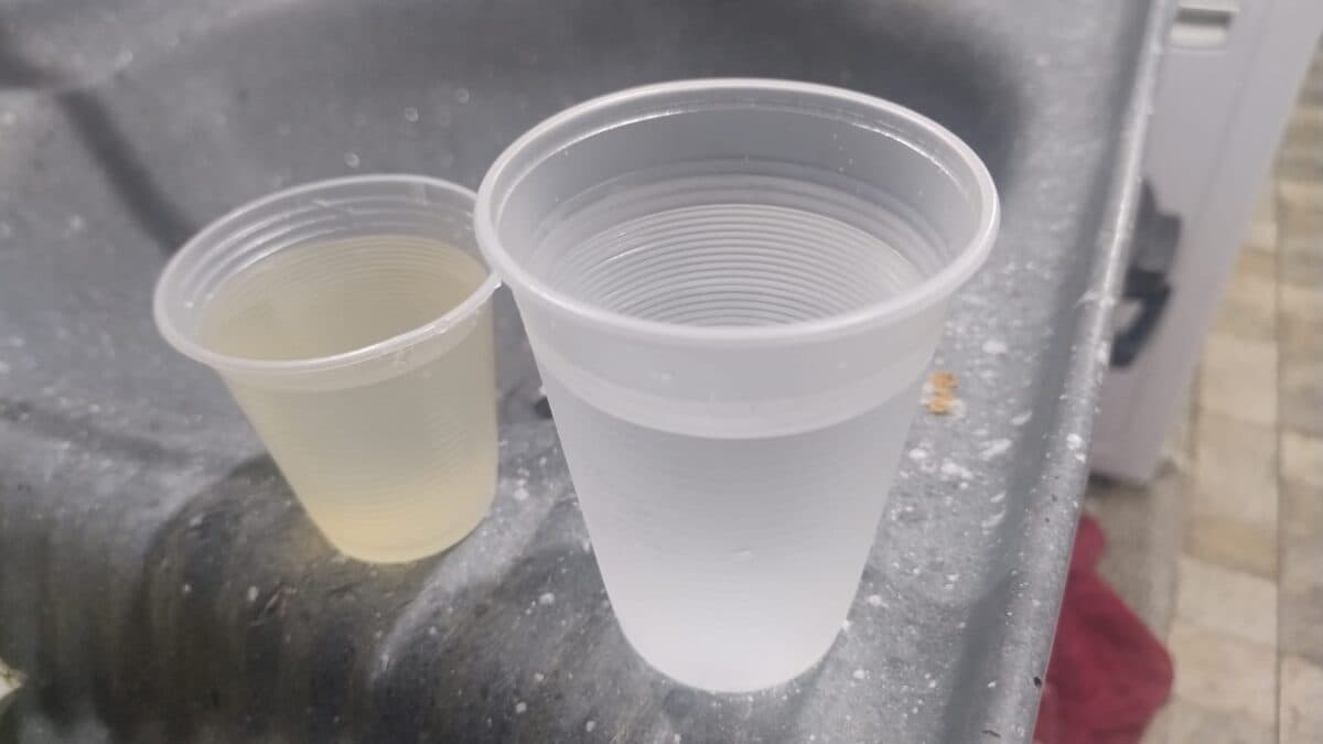 Moradores registram água barrenta saindo das torneiras em Santa Rita e reclamam: “só a ANE proporciona”
