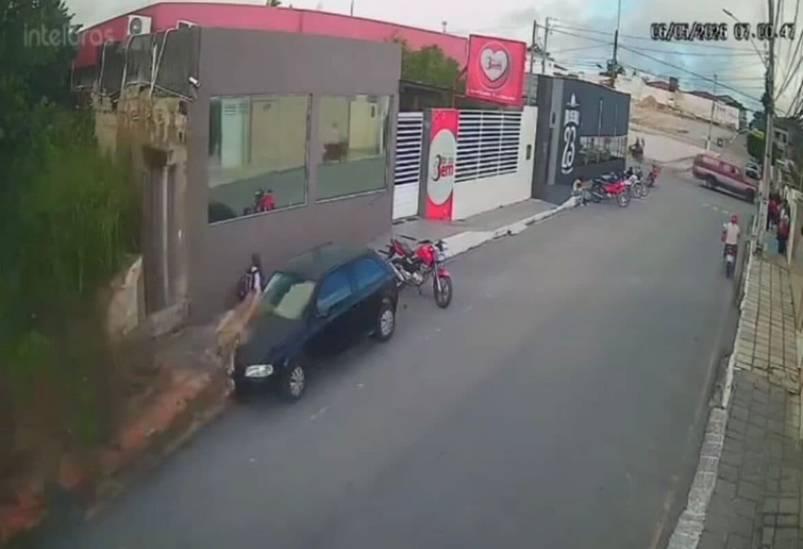 Muro desaba e criança escapa por pouco de ser atingida em Esperança; vídeo flagrou momento