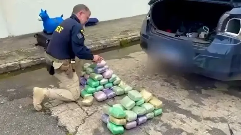 R$ 5 milhões: PRF apreende 76 kg de haxixe escondido em painel e lanternas de carro em Lagoa Seca