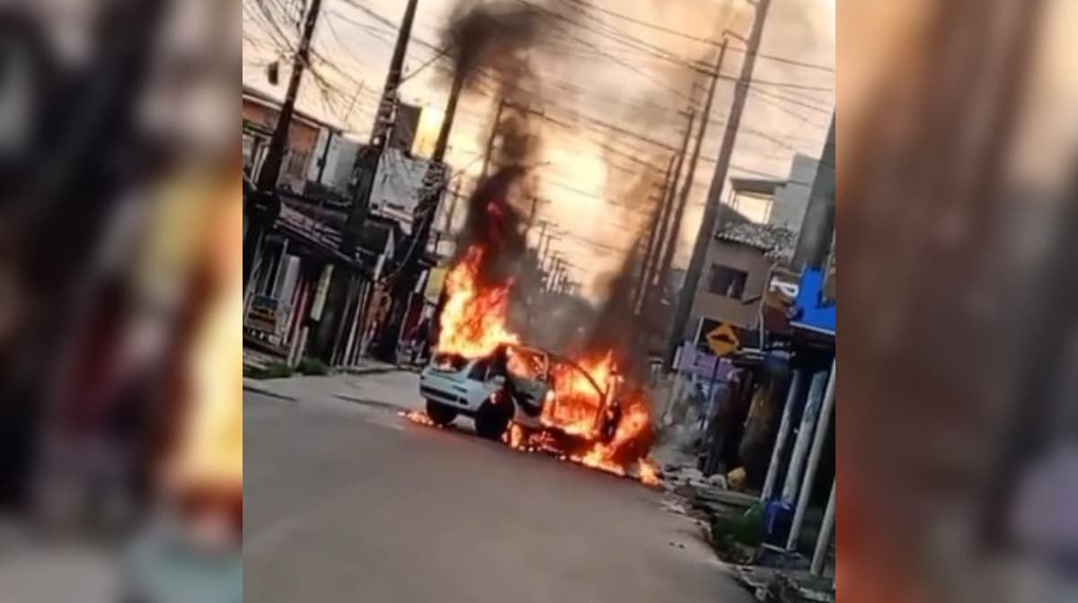 Moradores incendeiam carro e fecham rua no Cristo em protesto após morte de jovem