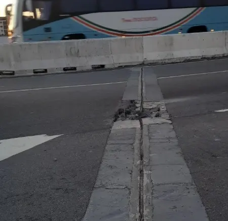 Rachaduras no asfalto e metal exposto no Viaduto do Cristo assustam motoristas em João Pessoa