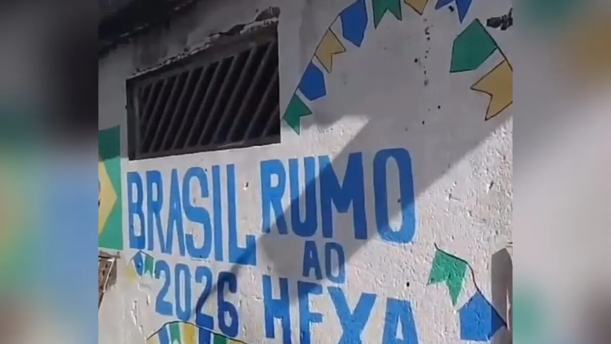Moradores de bairro em Bayeux enfeitam ruas com bandeiras e pinturas em clima de Copa do Mundo