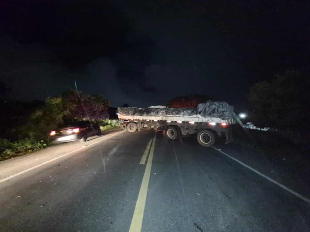 Acidente entre caminhonete e carreta deixa BR-230 interditada em Campina Grande