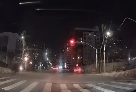 Câmera flagra colisão de carro com semáforo de pedestre em Cabo Branco