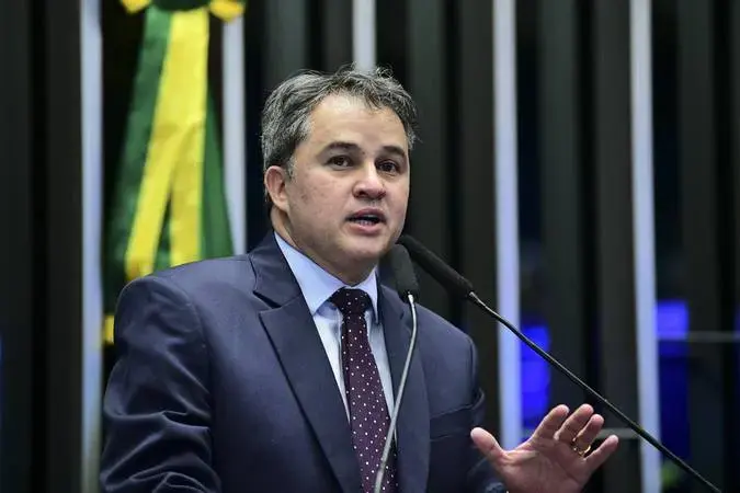 Efraim Filho é o único senador da Paraíba a assinar PEC alternativa ao fim da escala 6x1