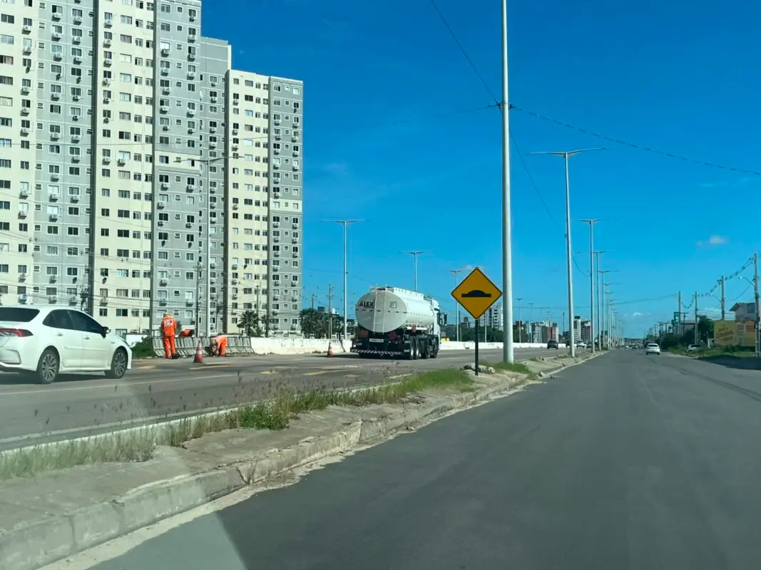Após morte de motorista, agentes tampam buracos em trecho de acidente na BR-230, em Cabedelo