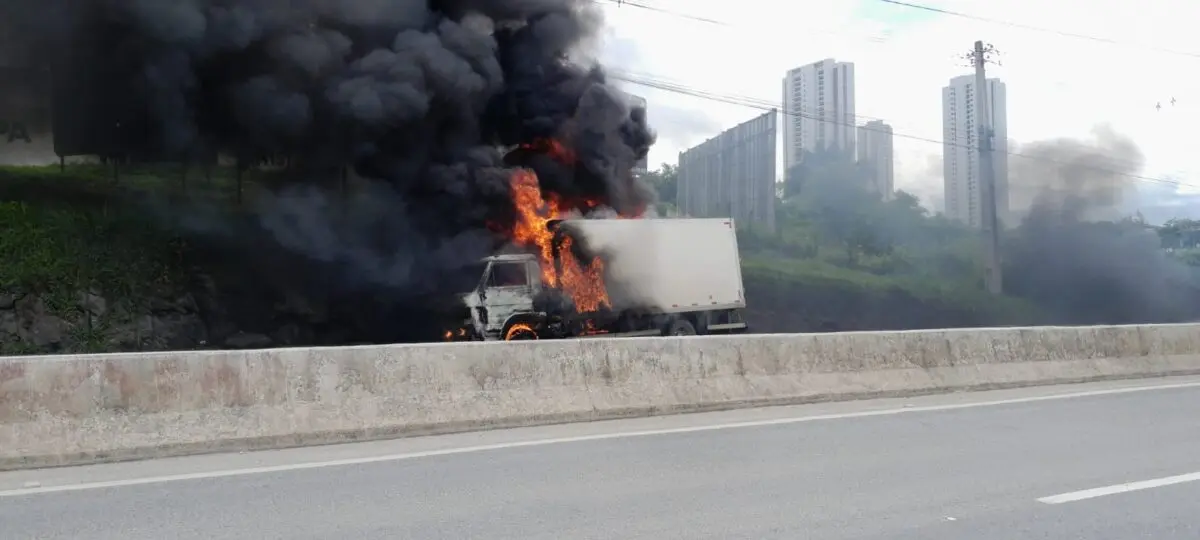 Caminhão pega fogo na BR-230 na entrada de Campina Grande