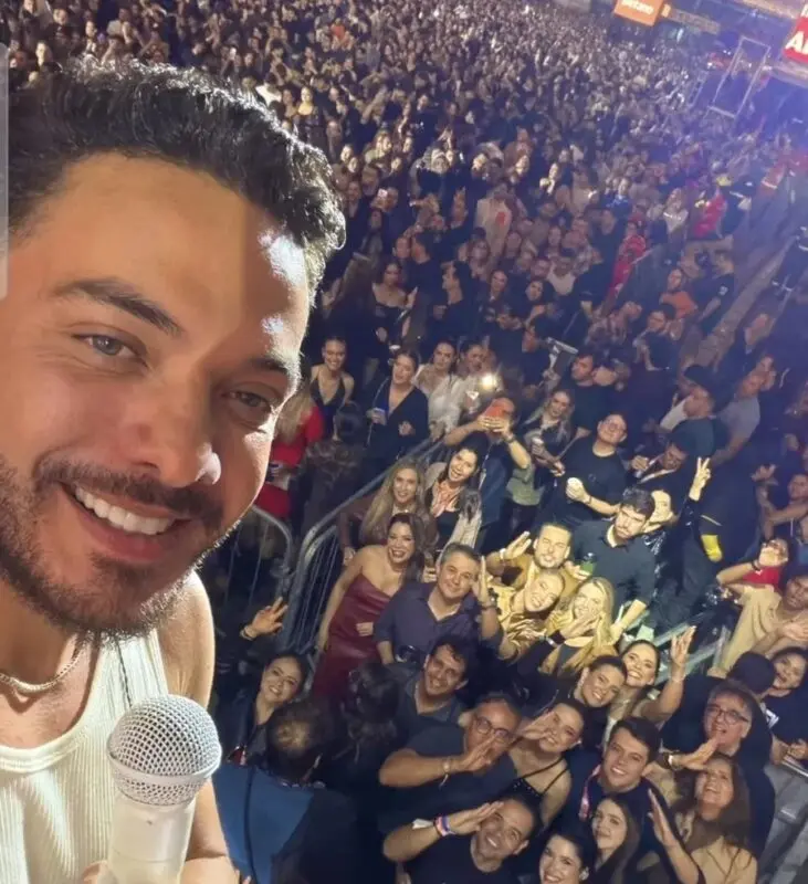 MPE ajuíza representação contra Wesley Safadão e Efraim após gesto de "foguete" em show no São João de Campina Grande