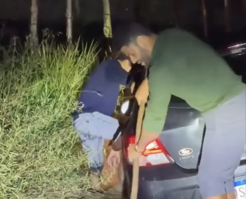 Hulk ajuda a desatolar carro em estrada de barro na zona rural de Campina Grande; confira vídeo