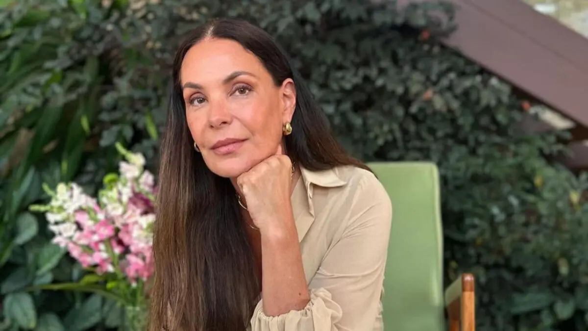 Atriz Carolina Ferraz rebate homem que a chamou de velha, após vídeo: "horroroso, destruído"