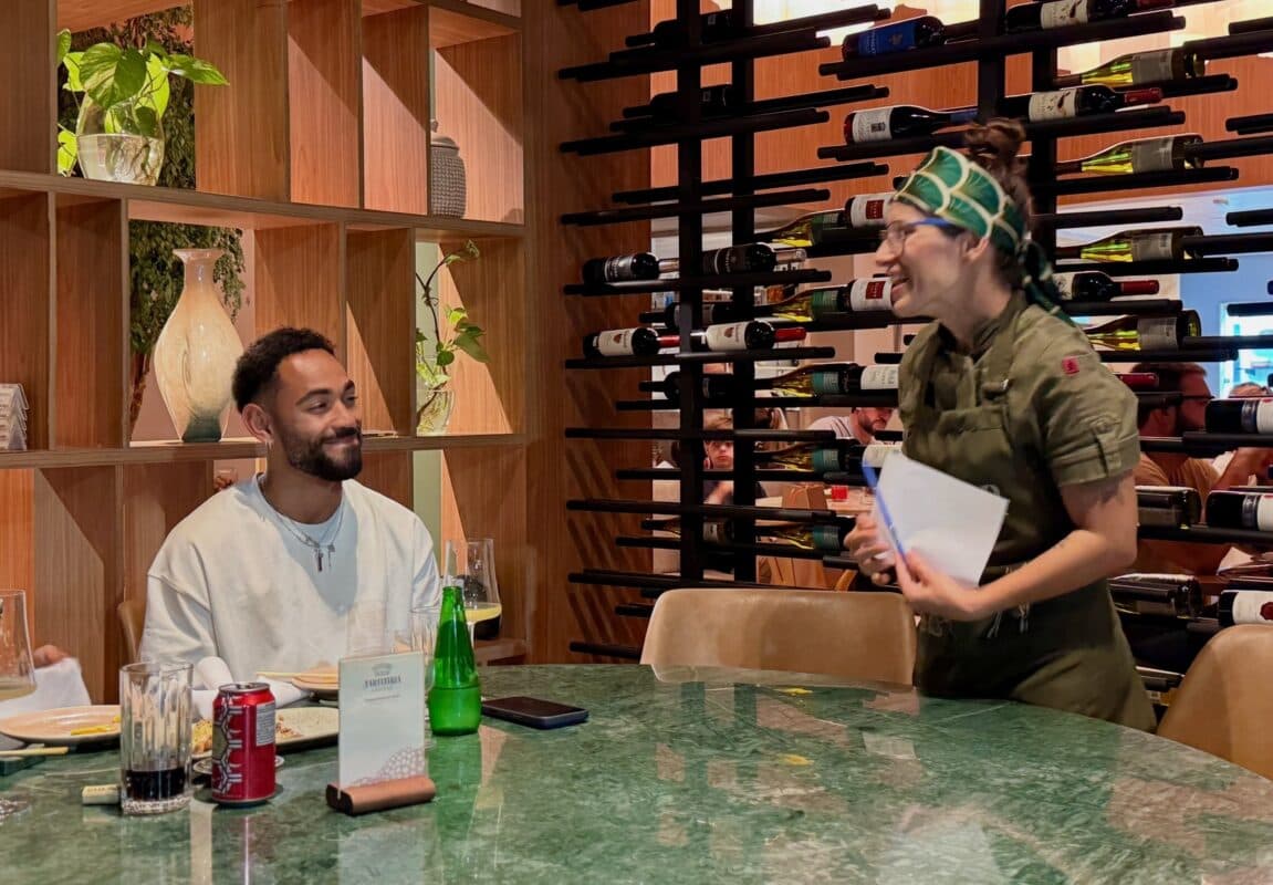 Após eliminação na Copa, Matheus Cunha retorna à Paraíba e é visto em restaurante em João Pessoa