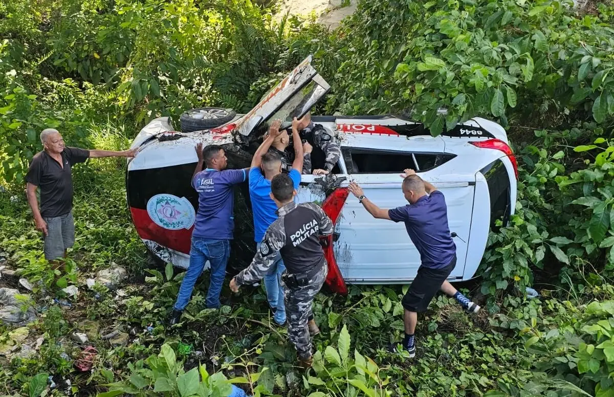 Viatura da Polícia Militar capota durante atendimento de ocorrência em João Pessoa