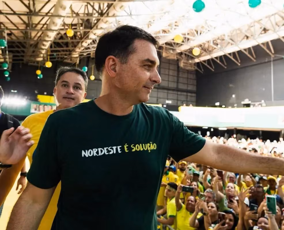 “Não gostei”, reage presidente do PL à carta de Flávio Bolsonaro após saída do Brasil