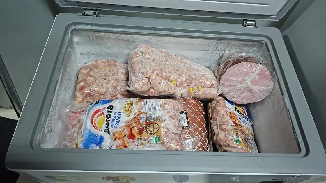 Procon apreende mais de 120 produtos vencidos durante fiscalização em Campina Grande