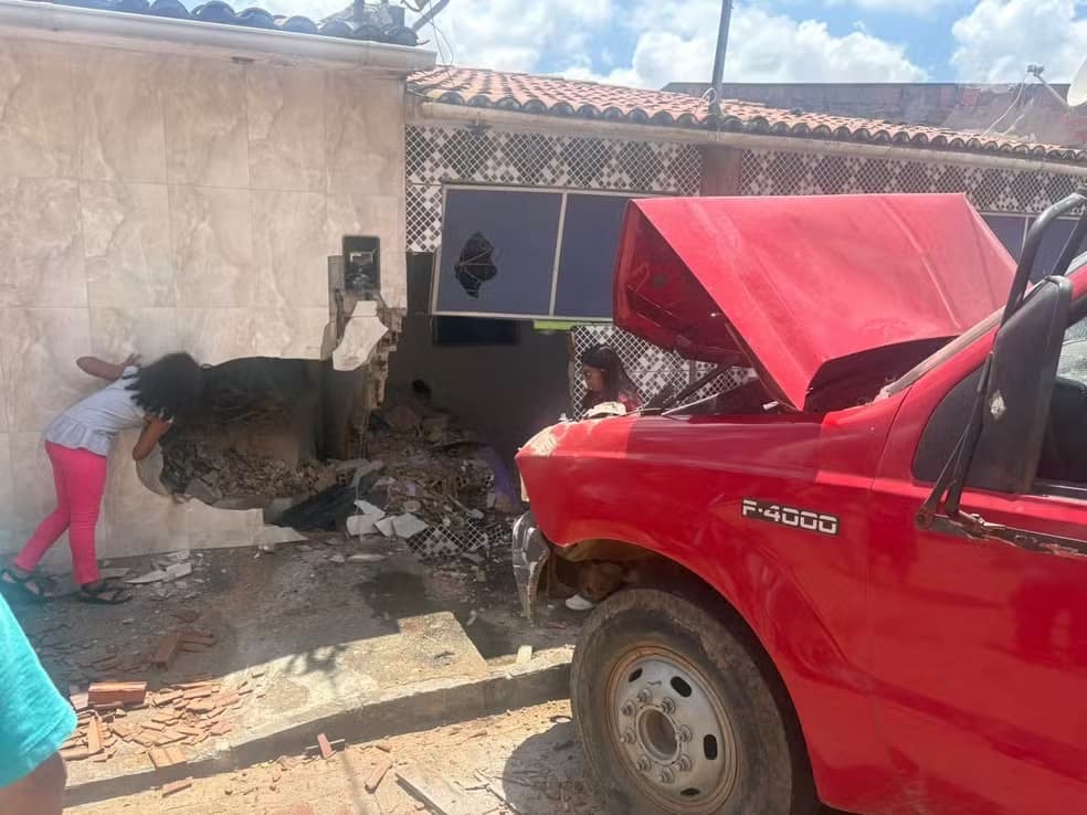 Caminhão com carga de tijolos desce ladeira em Dona Inês e atinge duas casas