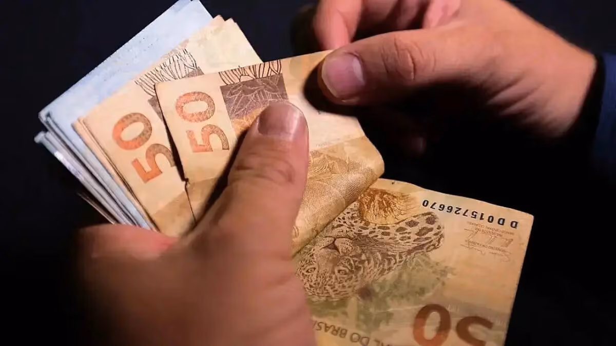 Governo prevê salário mínimo de R$ 1.741 em 2027