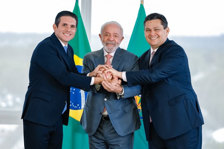 Alcolumbre marca tramitação da PEC do fim da escala 6×1 no Senado para terça-feira