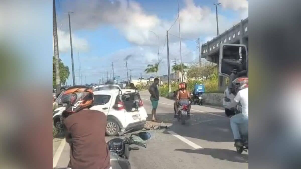 Acidente com quatro veículos deixa trânsito congestionado na BR-230, em Bayeux