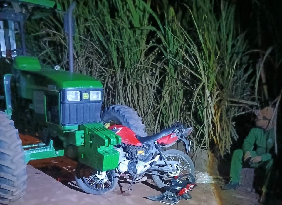 Trator atropela motociclista em estrada de usina, em Santa Rita