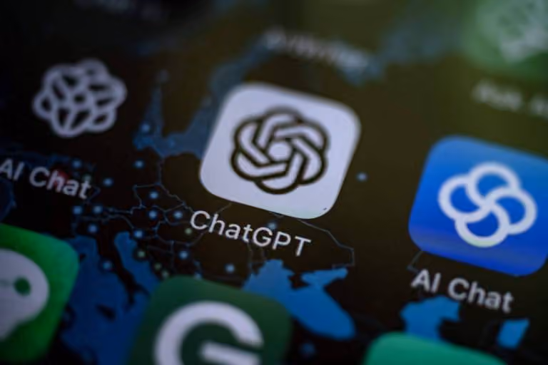 Usuários relatam instabilidade em plataformas de IA como ChatGPT, Gemini, Claude e Grok