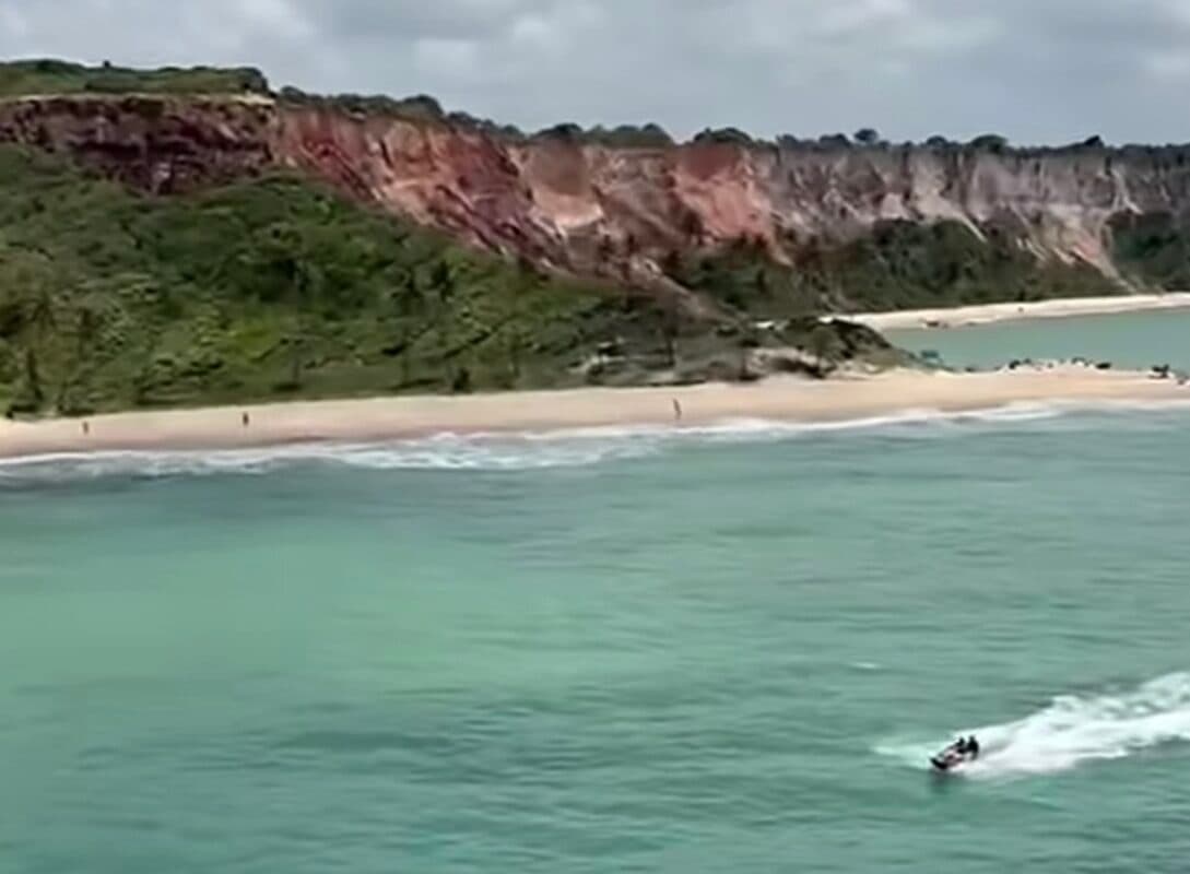 Corpo de jovem desaparecido após mergulho na praia de Coqueirinho é encontrado após dois dias de buscas