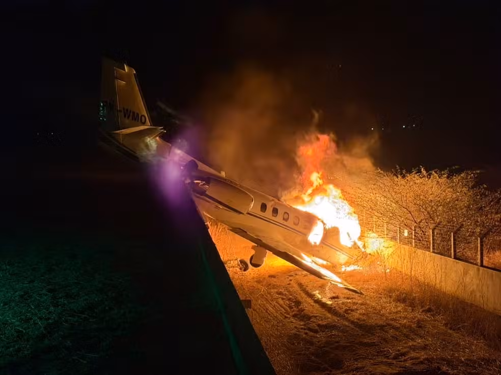Avião com cantor Rey Vaqueiro sai da pista, pega fogo e fica destruído no RN