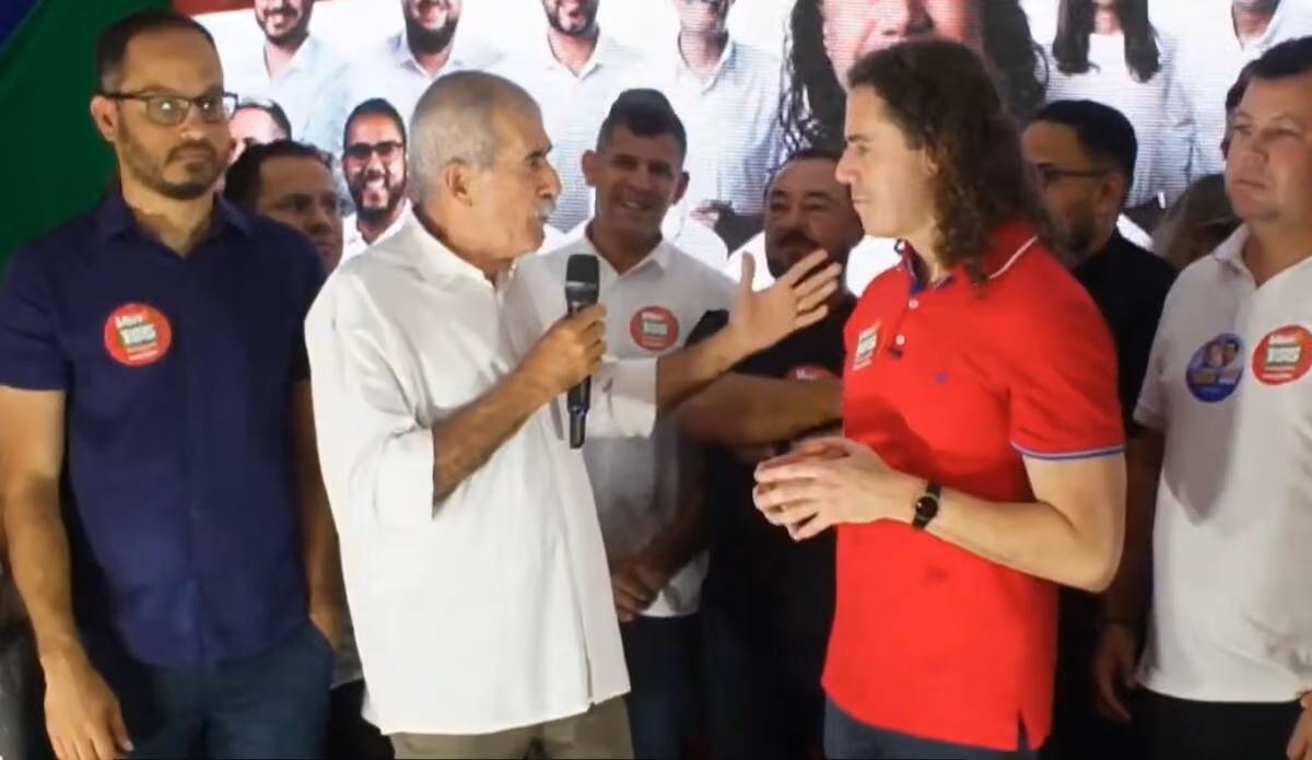 Vereador sobe no palanque de Veneziano e pede voto para Lucas Ribeiro em Cabedelo