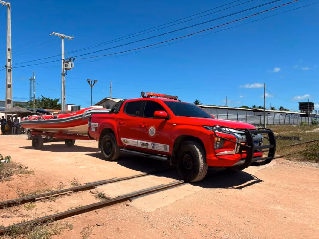 Bombeiros buscam desaparecido em desabamento de estrutura na Ponte do Futuro; dois foram resgatados