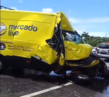 Van de entregas bate em pilastra de passarela e deixa motorista ferido na BR-101, em João Pessoa