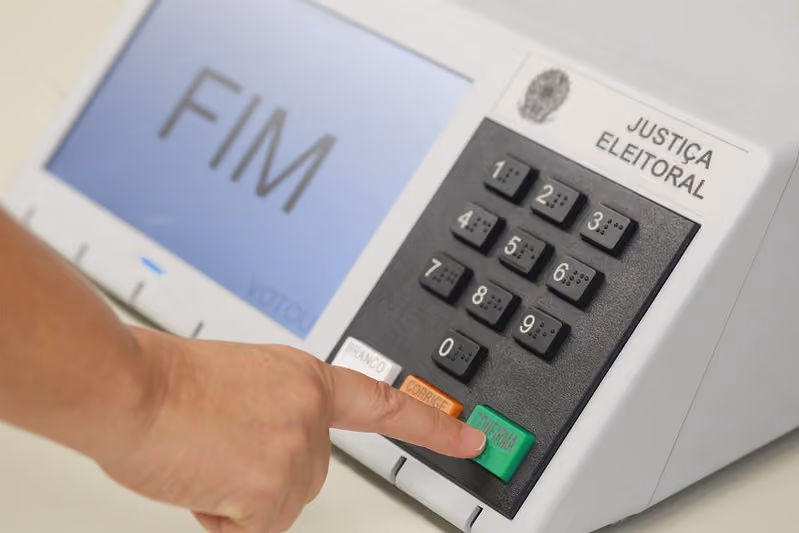 Eleições 2026: veja a ordem de votação na urna e baixe a 'colinha' para levar no domingo
