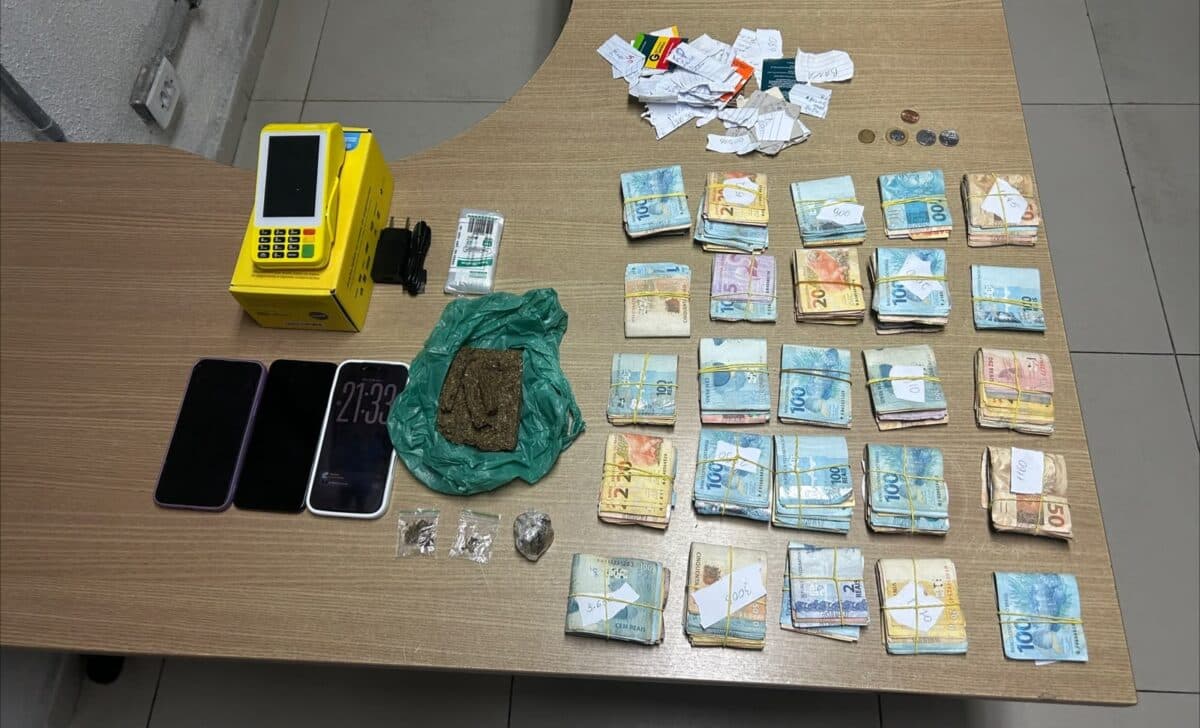 Homem é preso com mais de R$ 48 mil em espécie e porções de maconha no Bairro dos Novais