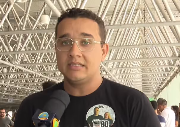 Yuri Ezequiel vota no Espaço cultural e acredita em uma surpresa no resultado das urnas