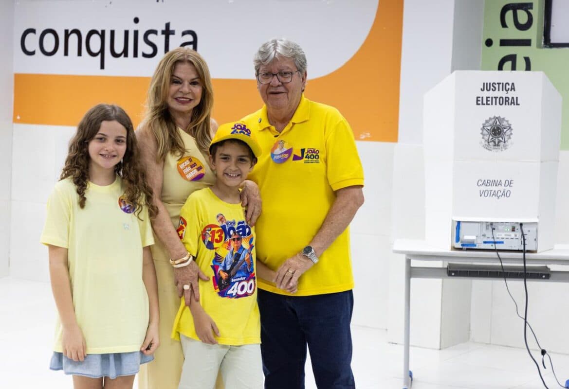 João Azevêdo vota ao lado de Lucas em João Pessoa e comemora "campanha alegre" e “sem agredir ninguém”
