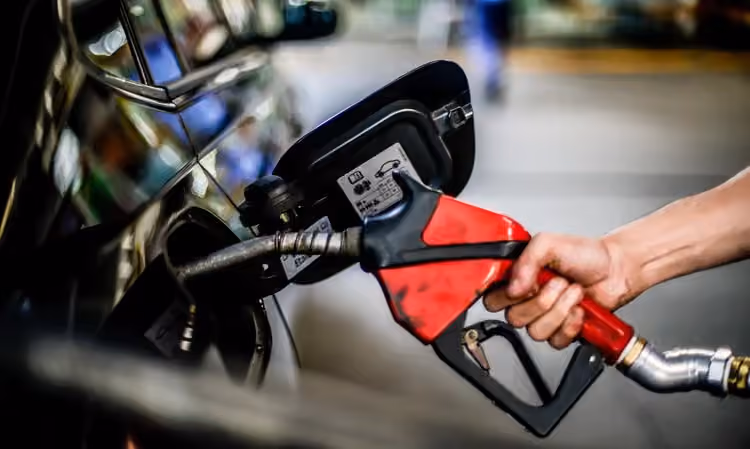 Às vésperas do 2º turno, Governo Lula amplia subsídios sobre gasolina, etanol e diesel por 30 dias