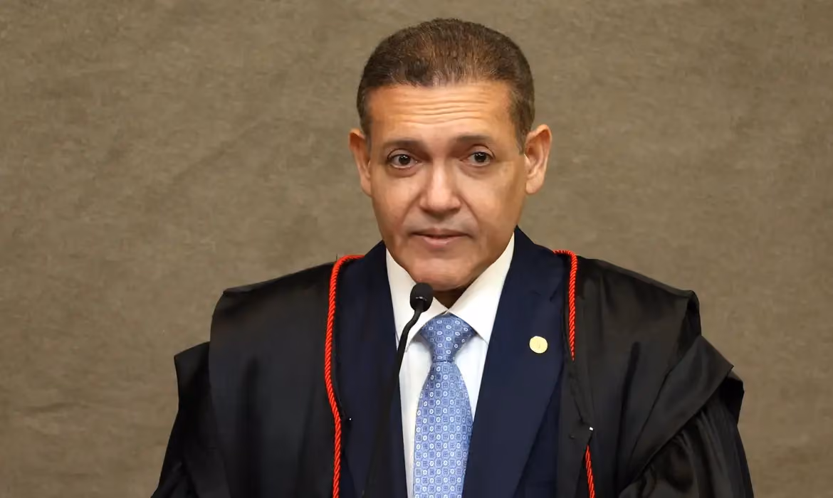 Nunes Marques atende Flávio Bolsonaro e manda suspender canal do WhatsApp 'Exército do Lula'