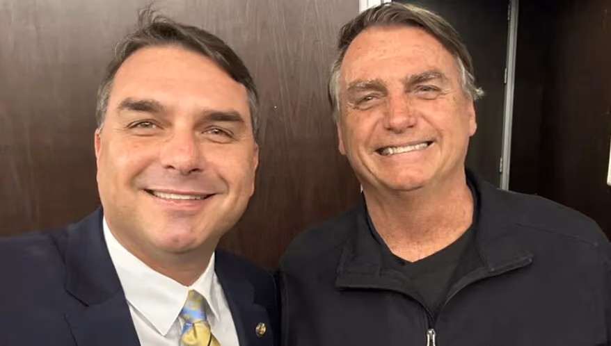 Moraes autoriza Flávio a retomar visitas ao pai, Jair Bolsonaro