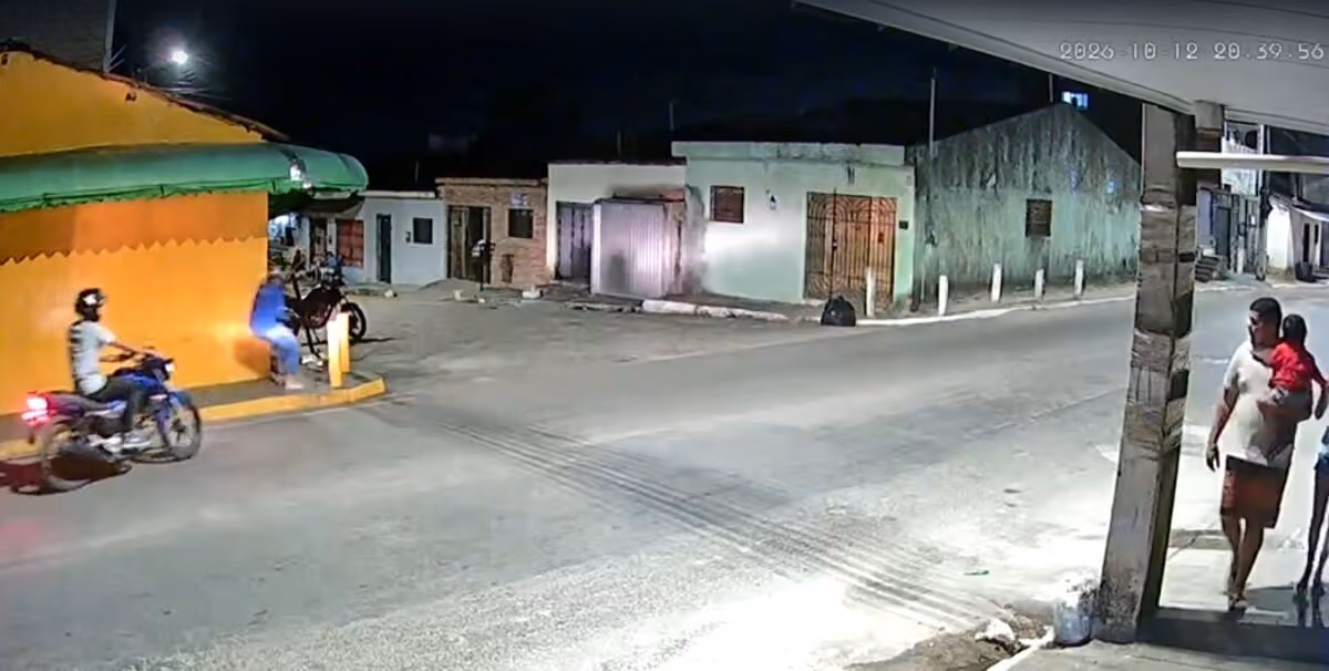 Câmera registra ataque a tiros em Santa Rita a dois homens; crime aconteceu na frente de crianças