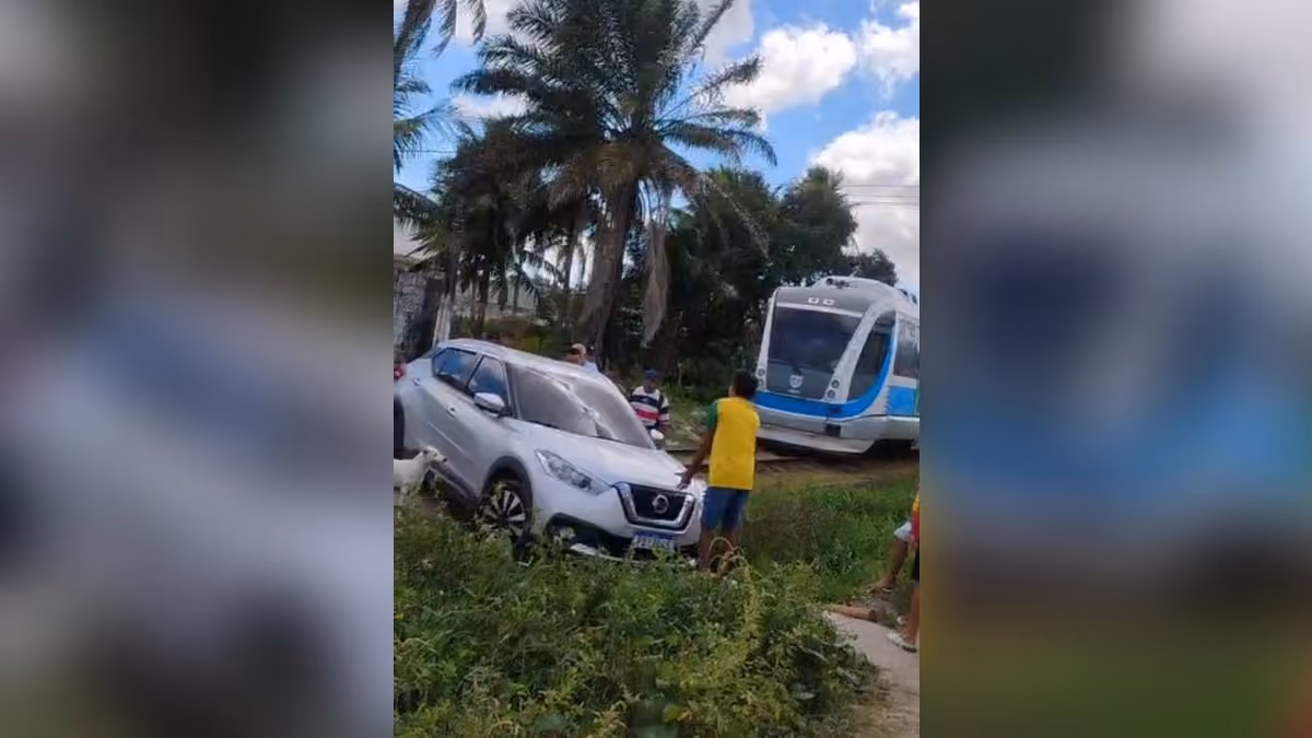 Carro fica preso em vala ao tentar atravessar linha férrea em Bayeux
