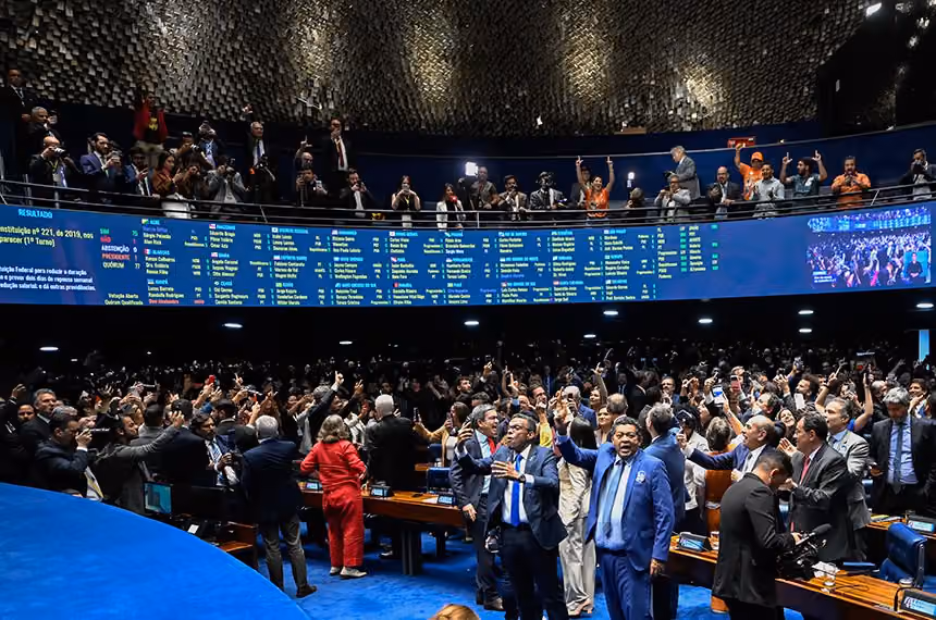 Senado aprova fim da escala 6x1 e PEC vai à promulgação