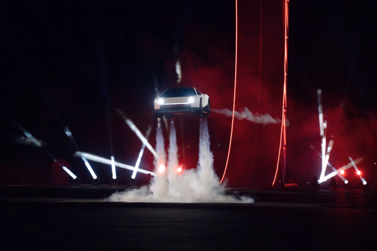 Tesla apresenta Roadster, o carro 'voador' com aceleração de 0 a 100 km/h em menos de 1 segundo