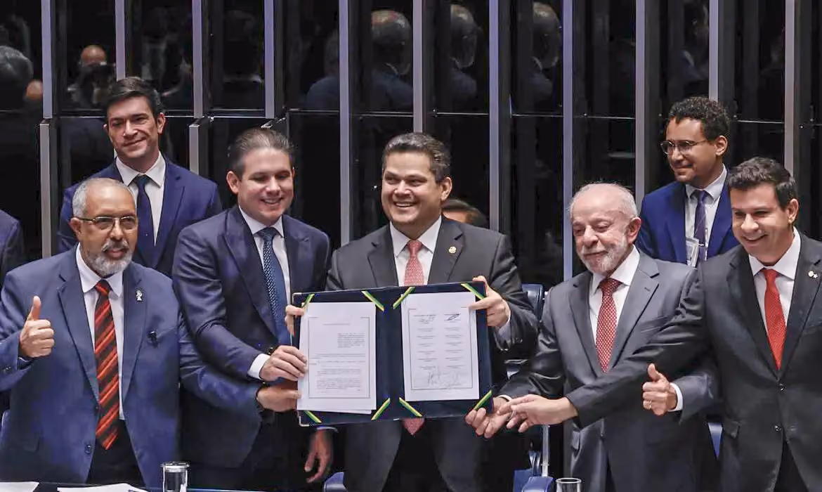 Hugo Motta celebra promulgação da PEC do fim da 6×1: “valoriza trabalho e trabalhador”