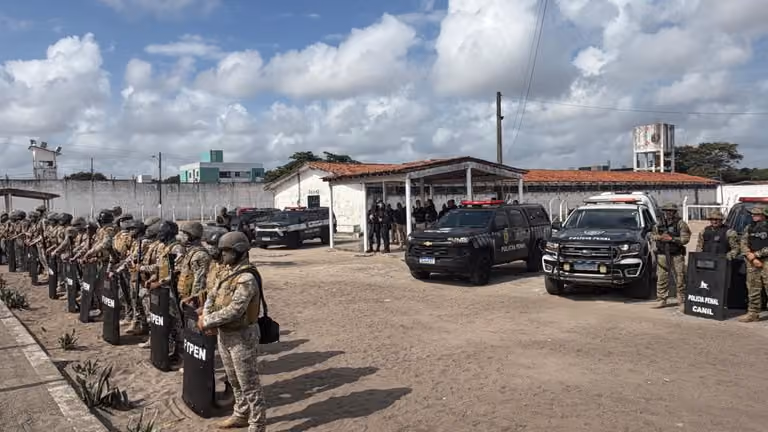 Operação no Presídio Sílvio Porto, em João Pessoa, apreende 42 celulares, pendrives e 37 espetos