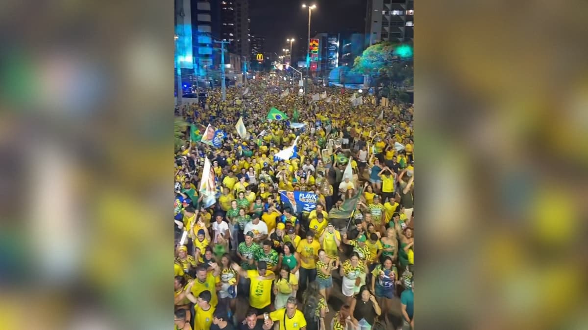 Apoiadores de Flávio Bolsonaro realizam ato em João Pessoa