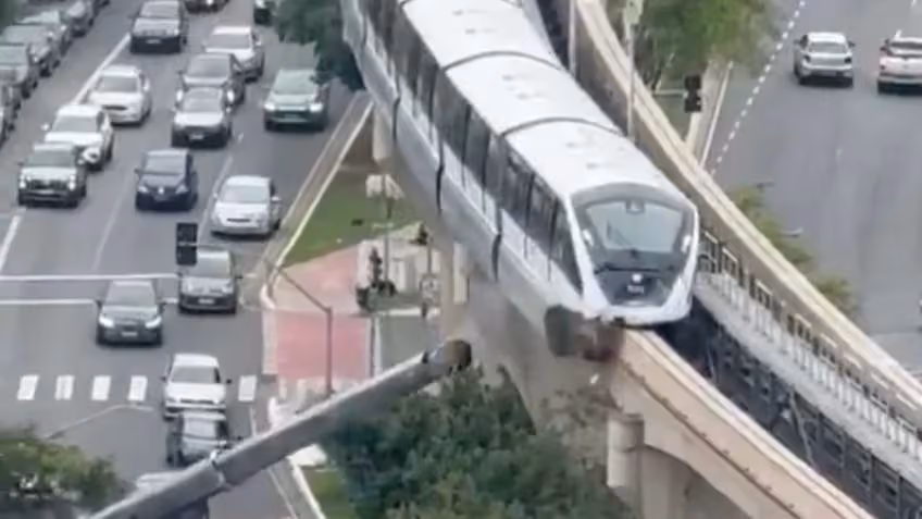 Guindaste sobre trilhos é atingido por trem e cai em avenida de São Paulo