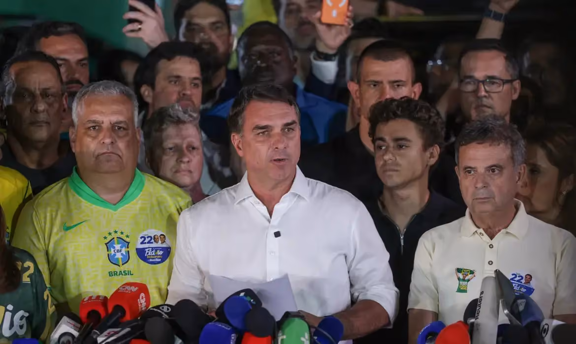 Autoridade dos EUA diz à Reuters que Flávio está a caminho do país