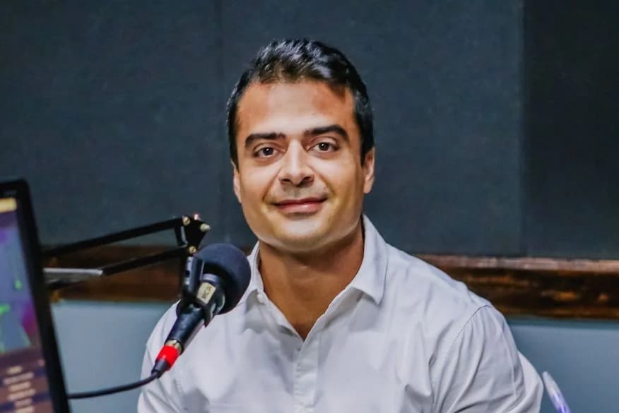 Filho de Wellington Roberto, Bruno admite vergonha por ter votado em Flávio Bolsonaro: "enormemente"