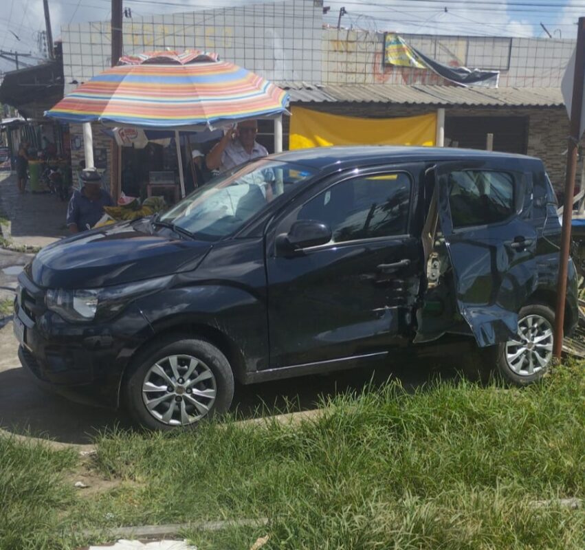 Motorista tenta atravessar cruzamento e carro é atingido por trem no bairro de Mandacaru