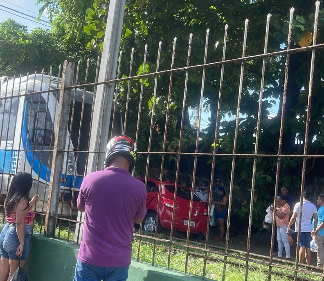 Motorista de carro invade linha férrea e é arrastado por trem em Bayeux